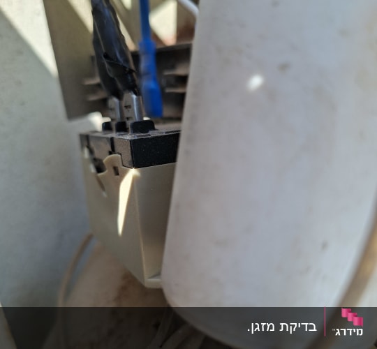 חוטים ומחברים בתוך יחידת מזגן